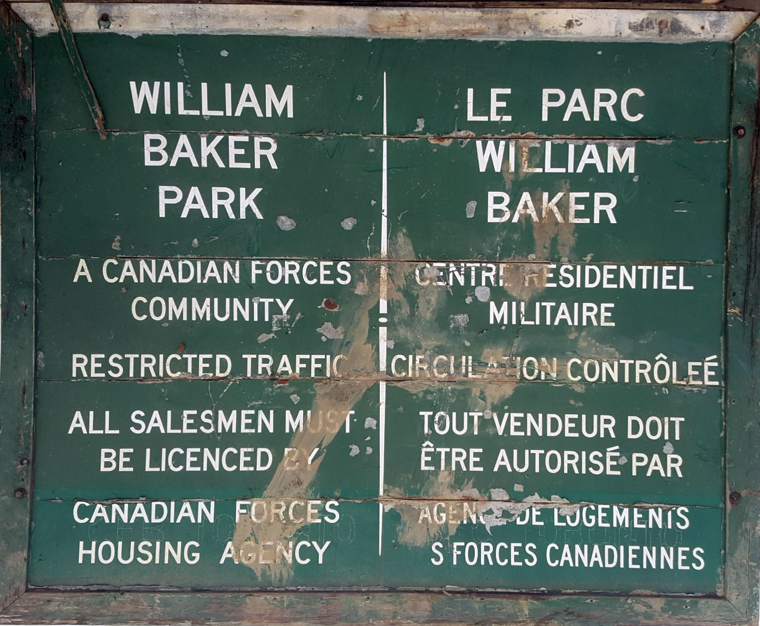 A green bilingual sign for William Baker Park.